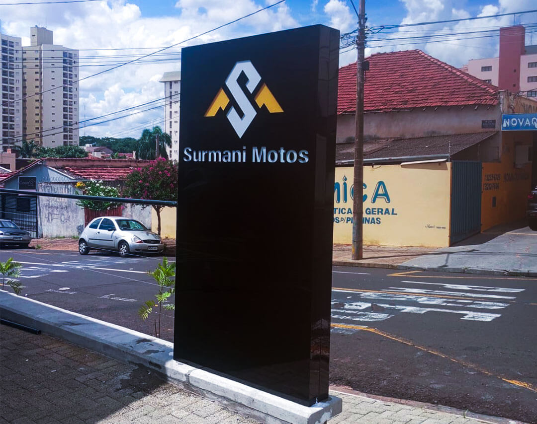Totem em ACM com iluminação LED — Concessionária Surmani Motos