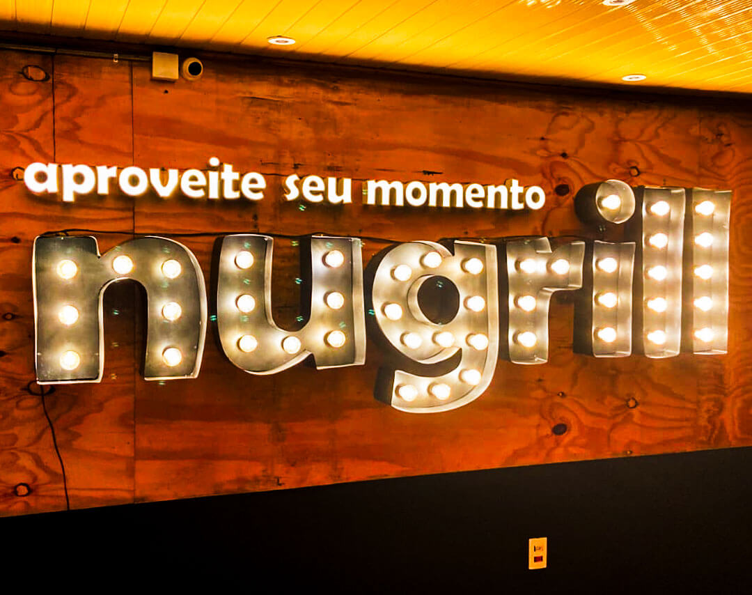 Letra caixa em parede interna com iluminação frontal — Hamburgueria Nugrill